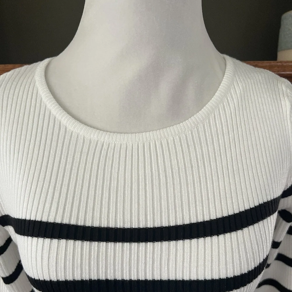 Zesica Women's White Navy Preppy Casual Striped Crewneck Sweater Size Small‎ NEW